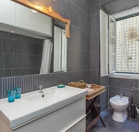 2 Bedroom Apt. By The Castle דירה *