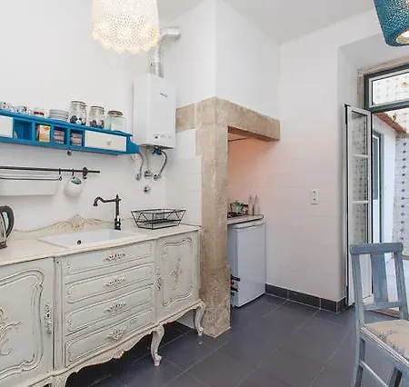 2 Bedroom Apt. By The Castle *